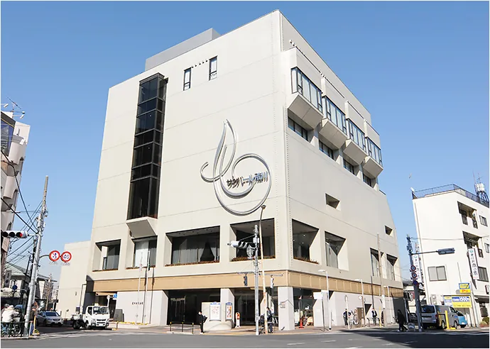 交差点側から見た荒川区民会館（サンパール荒川）の外観